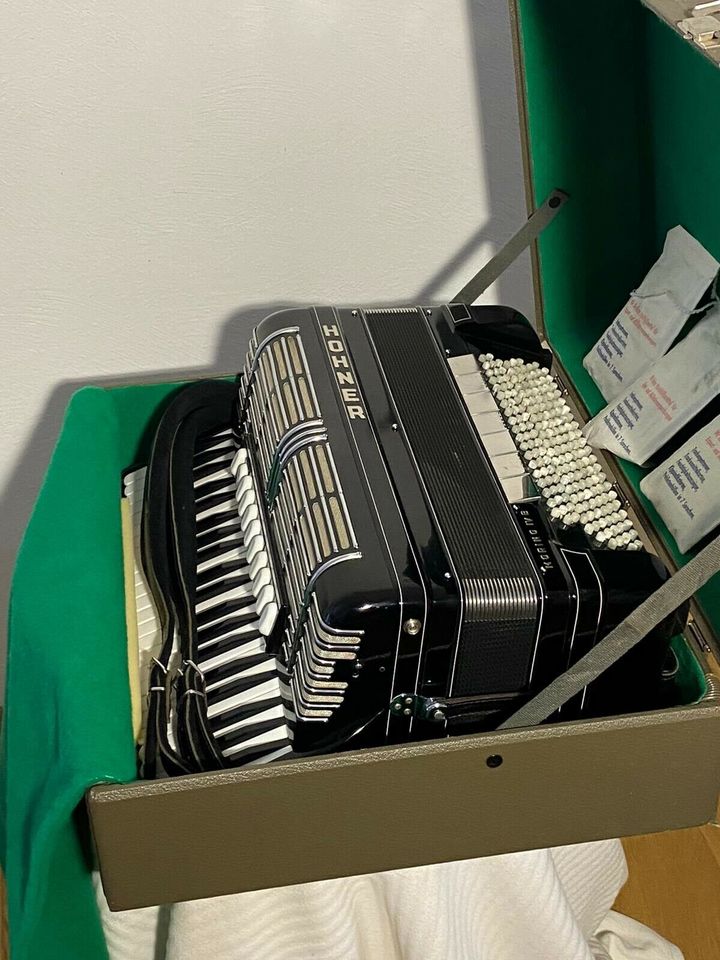 Hohner Morino  IV B 160 Bässe in Baiersdorf