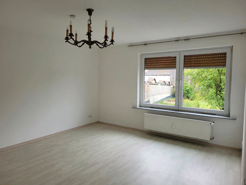 Frisch renovierte 4 Zimmer EG Wohnung in Roßbach-Hünfeld in Hünfeld