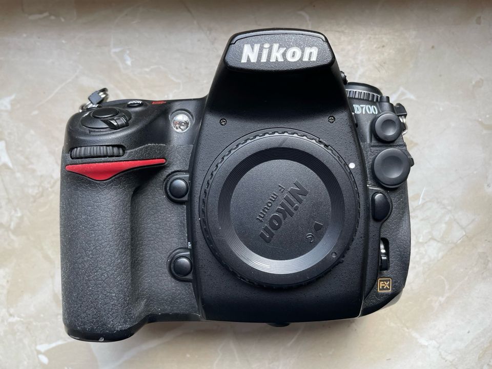 Nikon D700 + Batteriegriff MB-D10 + 2 Akkus + 4 CF-Karten uvm in Hamburg