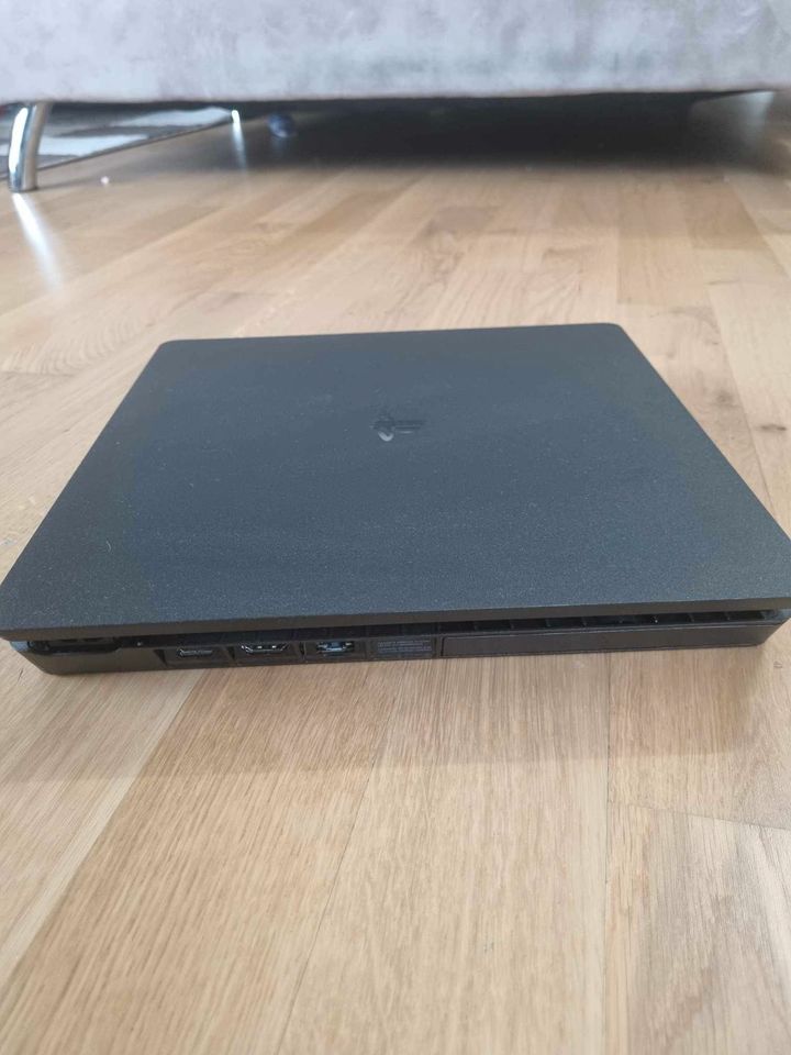 Playstation PS4 Slim mit 2 Controller und Ladestation in Nürnberg (Mittelfr)