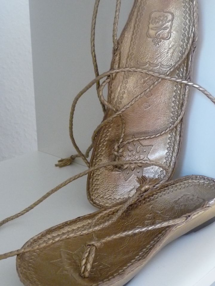 ASH Zehentrenner Sandalen Leder gold Gr.39 in München