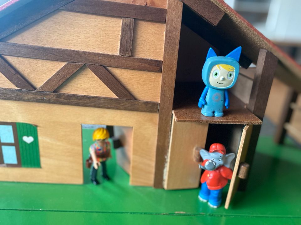 Simba Holz-Bauernhof + Figuren als Tonie Regal Playmobil spielen in Groß-Zimmern
