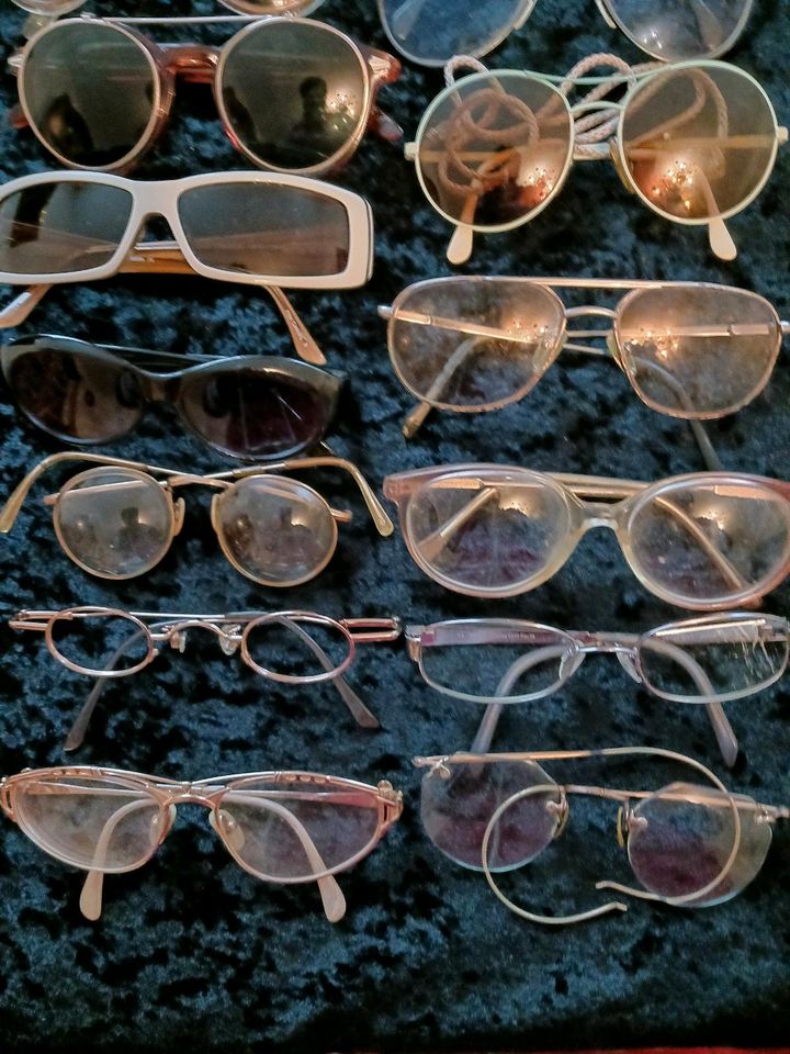 Grosse Sammlung Brille mit Brillenfutteral als Konvolut in Kiel