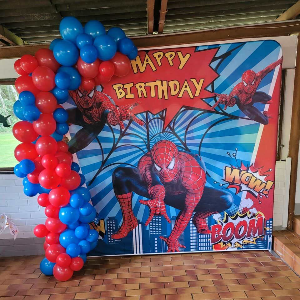 Kinder Geburtstag Hintergrund mit Luftballons Girlande in Neunkirchen