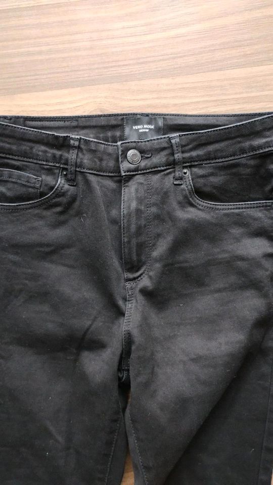 Schwarze Jeans Vero Moda Größe M/32 in Weiterstadt