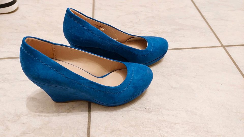 Schuhe/ blaue Schuhe/ Keilabsatz in Mengkofen