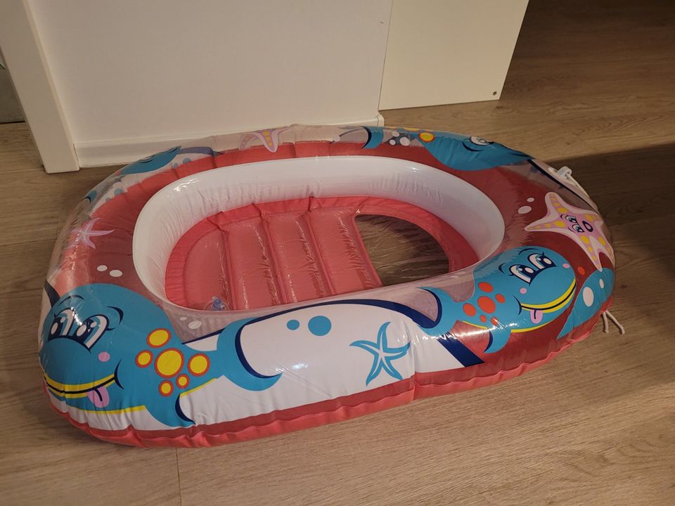 rot Schlauchboot Baby Kinder in Wilsdruff