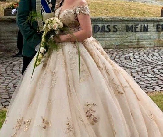 Königinnen/Brautkleid in Borchen