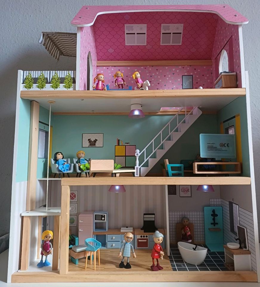 Puppenhaus mit Zubehör in Flensburg