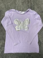 Langarmshirt Schmetterling flieder 122/128 Niedersachsen - Obernkirchen Vorschau