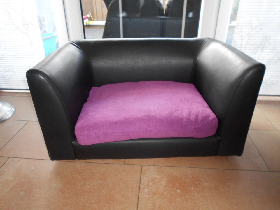 Hunde - Sofa aus schwarzem Kunstleder edel, loses Kissen in Recke