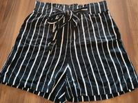 Kurze Stoff Hose in Schwarz, Weiß Damen Bayern - Olching Vorschau