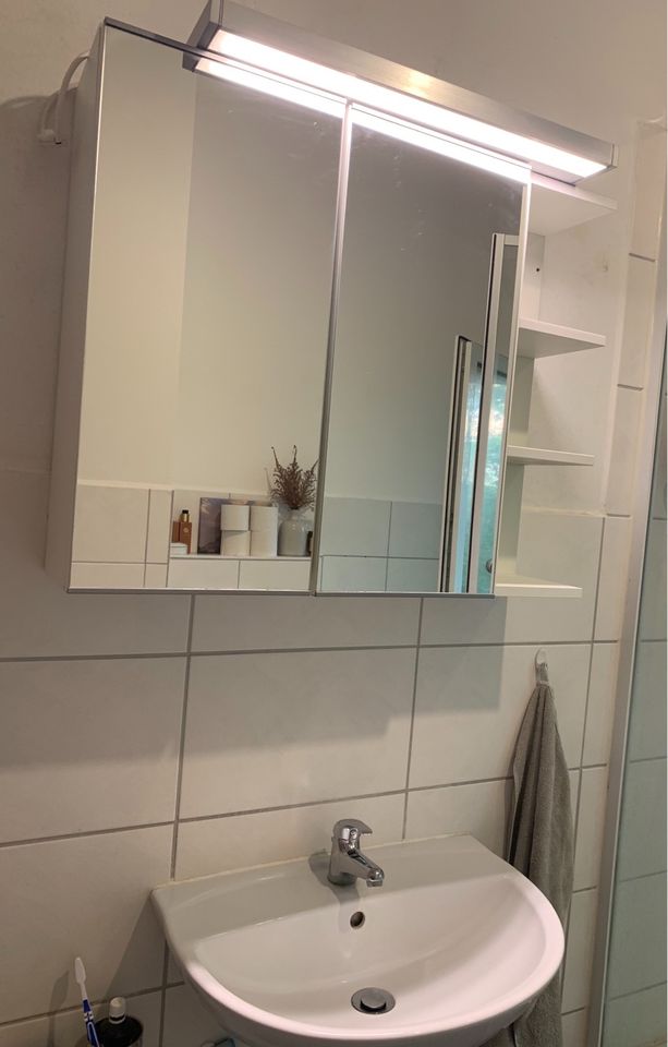 Badezimmer Spiegelschrank + Lampe in Kiel