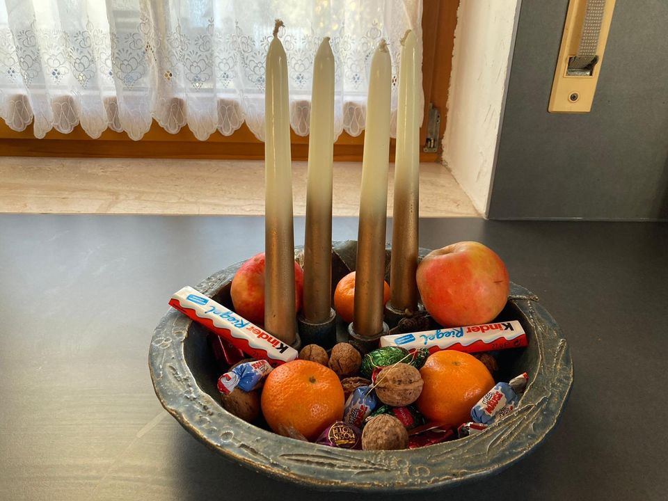 Origineller Adventskranz/ originelle Schale mit Kerzen in Oberstreu