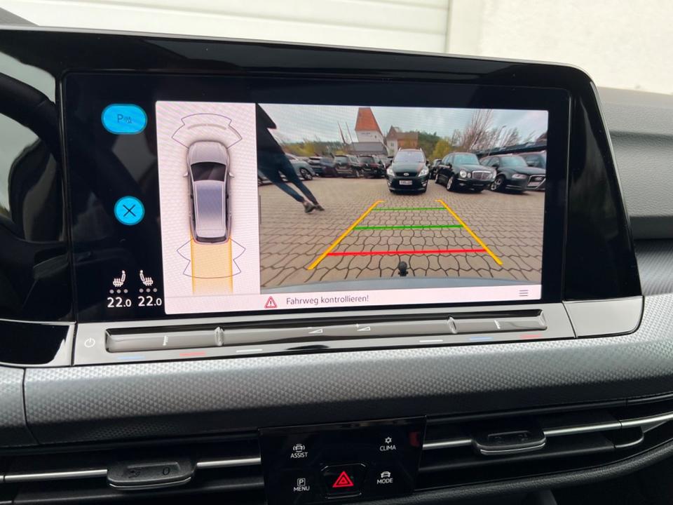Volkswagen Golf VIII 1.5 eTSI/LED/AHK/Pano/Standh/ACC/R-Kam in Hünfeld
