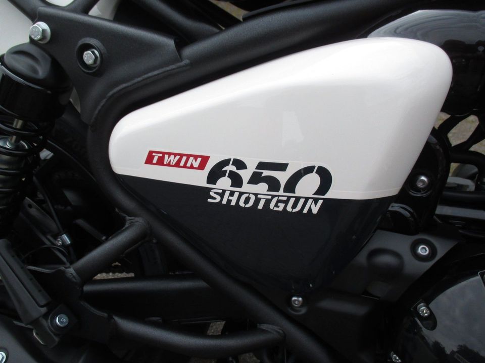 Royal Enfield Shotgun 650 Premium Stencil White in Embsen