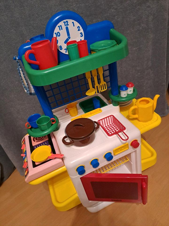 Kinderküche.bunt.Plastik.mitZubehör(ohneEssen) in Flensburg