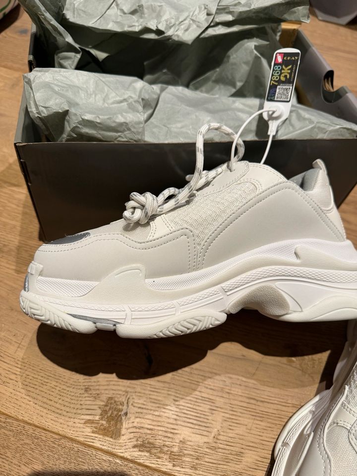 Balenciaga Triple S Gr.42 Neu in Köln