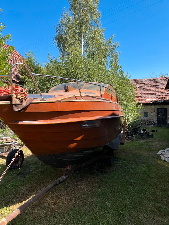 Motorboot aus Mahagoni in Rathenow