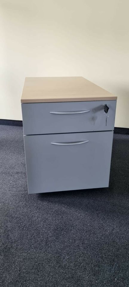 150 x Steelcase Steh Sitz Schreibtisch / Büromöbel / Büro in Darmstadt