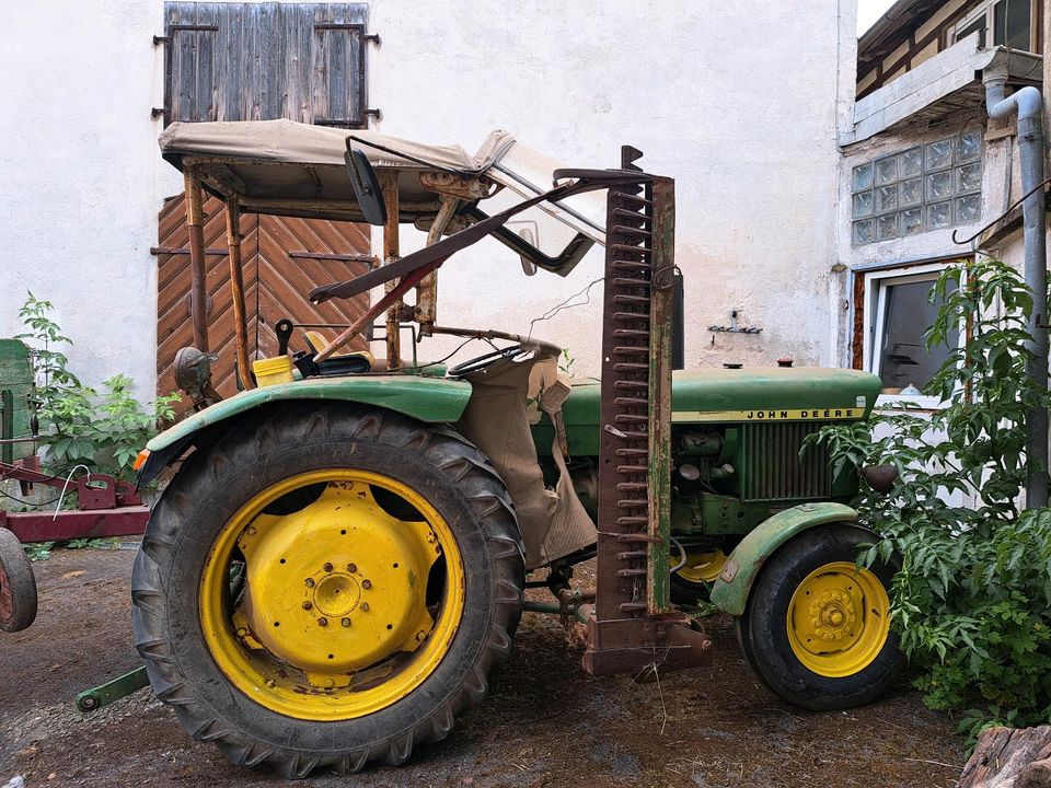 John Deere 820 mit Mähbalken, Anhänger und Zubehör Verkaufe John in Maroldsweisach