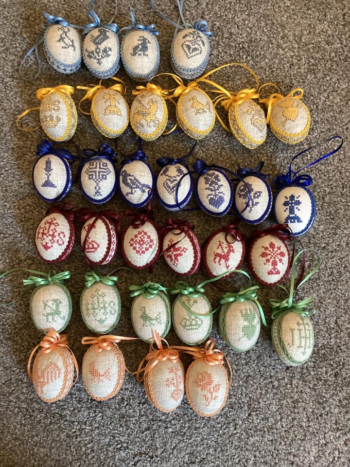 Gestickte Eier, Ostereier, Ostern, Handarbeit, Preis pro Stück in Schechen