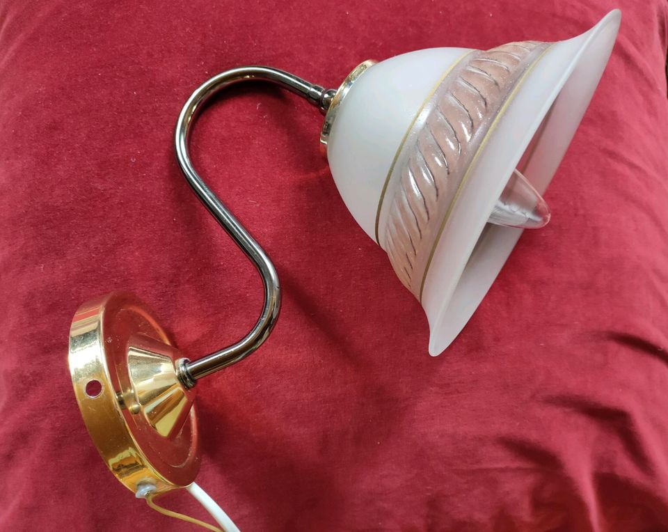 Hochwertige Wandlampe mit Kabel und Zugschalter in Gebenbach