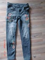 Zara Basic Jeans mit Blumenaufdruck grau Gr. S Bayern - Klosterlechfeld Vorschau