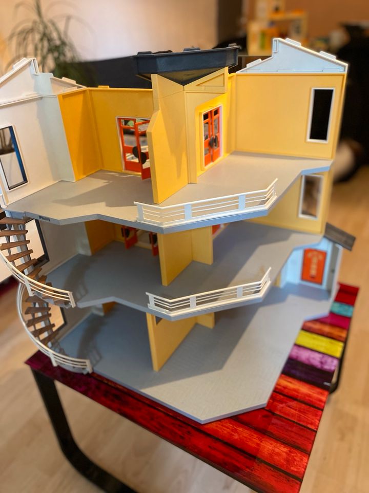 PLAYMOBIL HAUS mit Einrichtung komplett + Autos in Berlin