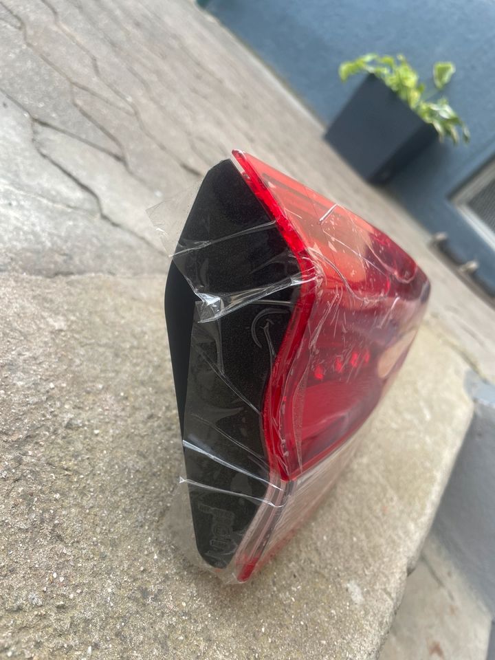 Hyundai i30 Rücklicht links innen Glas defekt in Eggenstein-Leopoldshafen