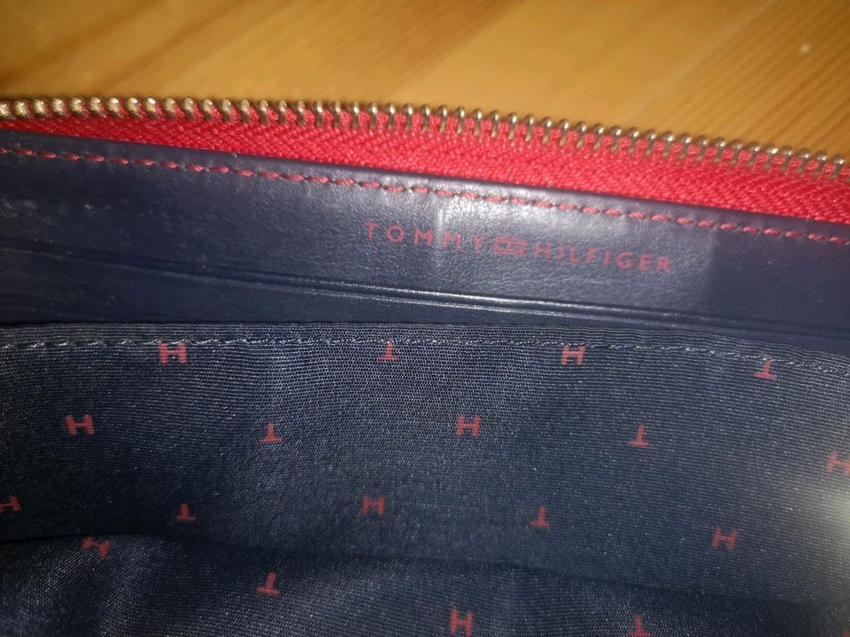 Rotes Tommy Hilfiger Portemonnaie in Panketal