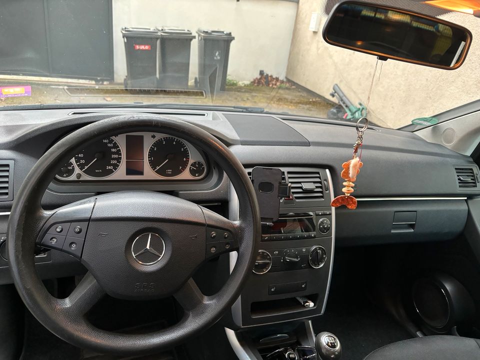 Mercedes Benz b 170 schwarz mit Anhängerkupplung in Gelsenkirchen