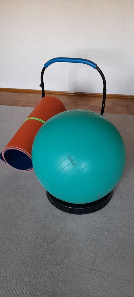 Gymnastikball, Bauchmuskeltrainer, Gymnastikmatte in Ortenberg