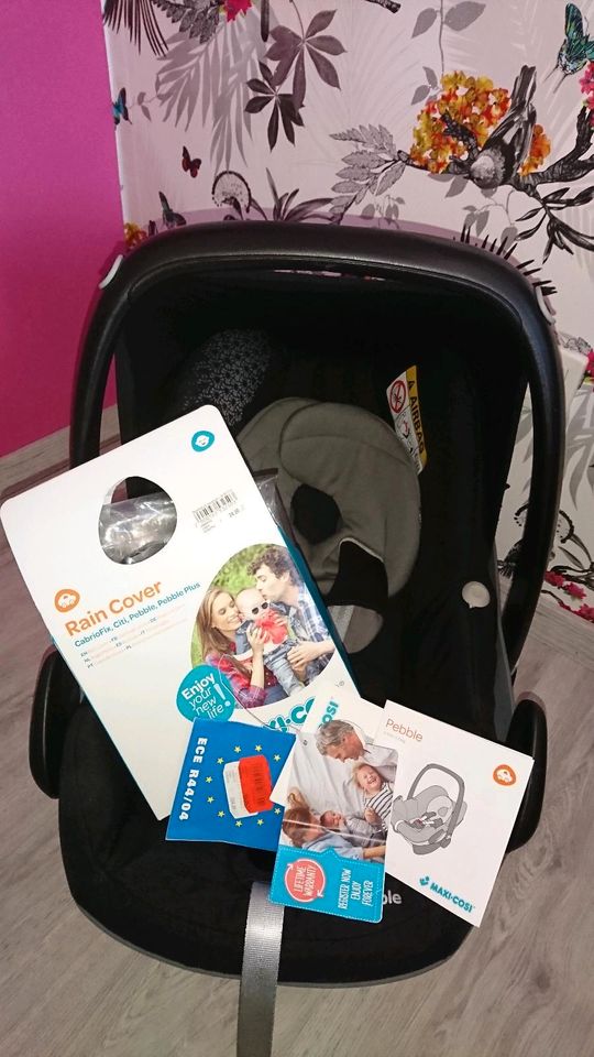 Maxi Cosi Pebble Babyschale Autositz schwarz + Regenverdeck in Oberhausen