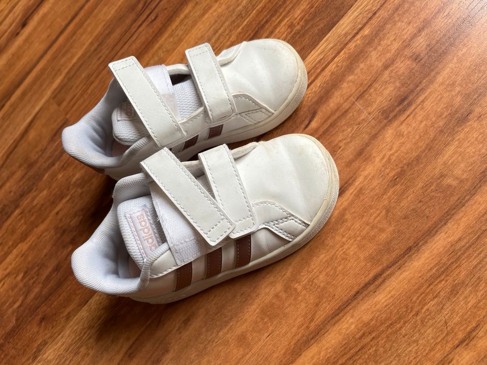 Adidas Kinder Schuhe Größe 25 in Glauchau