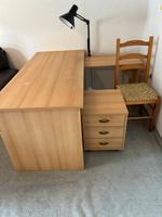 Schreibtisch mit Stuhl, Schubladenschrank und Lampe Nordrhein-Westfalen - Paderborn Vorschau
