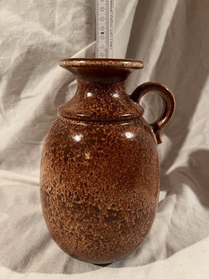Braune Keramik Vase mit Henkel in Hausach