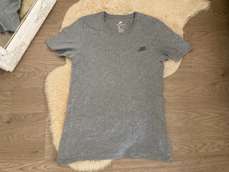 Nike T-Shirt Tee grau Gr. S in Oberursel (Taunus)
