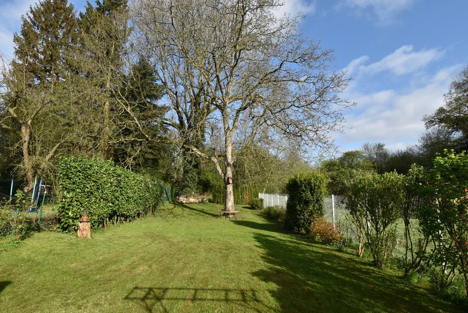 Bezugsfreies Wohnhaus mit großem Garten, Garagen und separaten Nutzflächen im Innenhof in Aachen