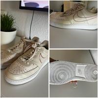 Nike Sneaker in Beige mit roségoldenem Swoosh Nordrhein-Westfalen - Brühl Vorschau