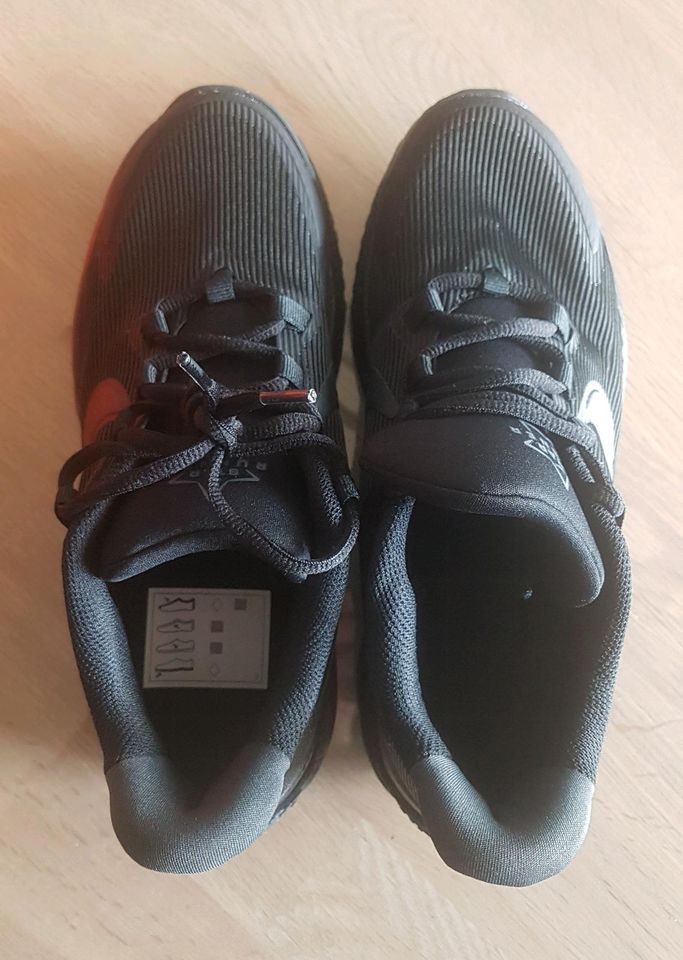 NEU! NIKE Sneaker, Sportschuhe Starrunner 4, schwarz, Gr. 37,5 in Schleswig