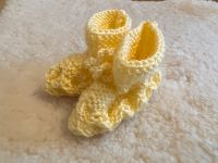 Omis Strickwaren: Baby Wollsocken Schühchen 0-6 Monate, gelb Mitte - Tiergarten Vorschau