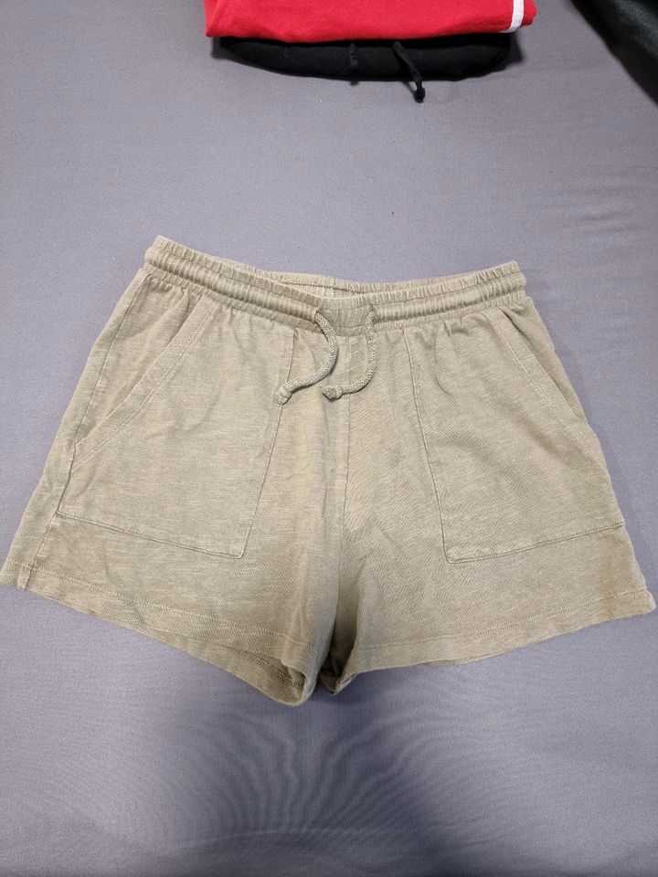 Frauen kurze Hosen Größe M  / Damen Hotpants / Shorts Klamotten in Siegburg