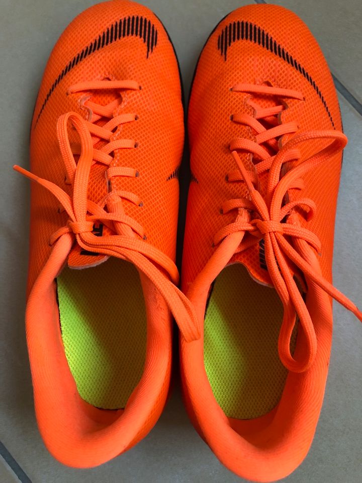 Turnschuhe, Halle, Nike, Gr. 37,5, NEON-Orange, Top in Hünfeld