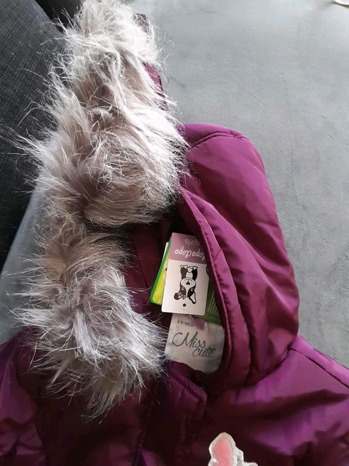 Lila Winterjacke mit Schmetterling in Coswig