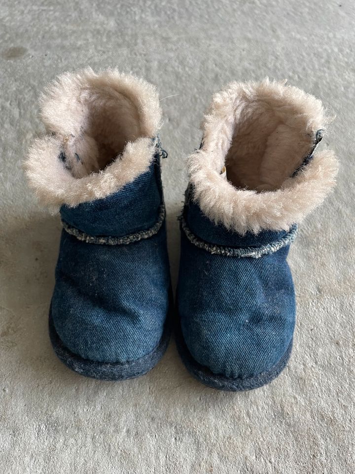 Tolle und sehr warme Kinderschuhe von UGG 12-18 Monaten in Schlier