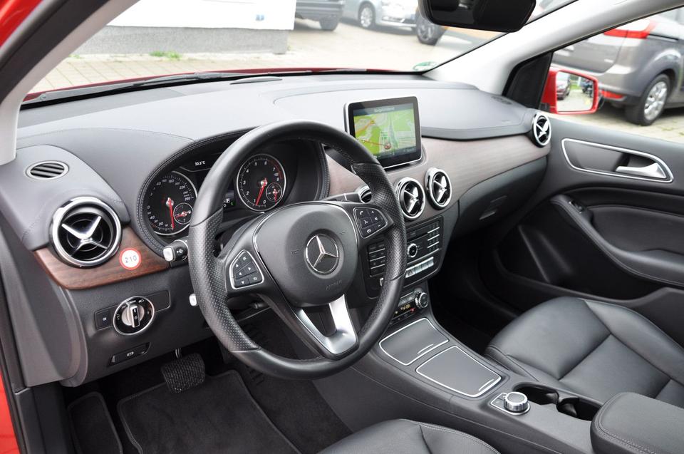 Mercedes-Benz B 250 CGI 7G-DCT LEDER-NAVI-LED-RKAM-KEYLESS GO in Teltow
