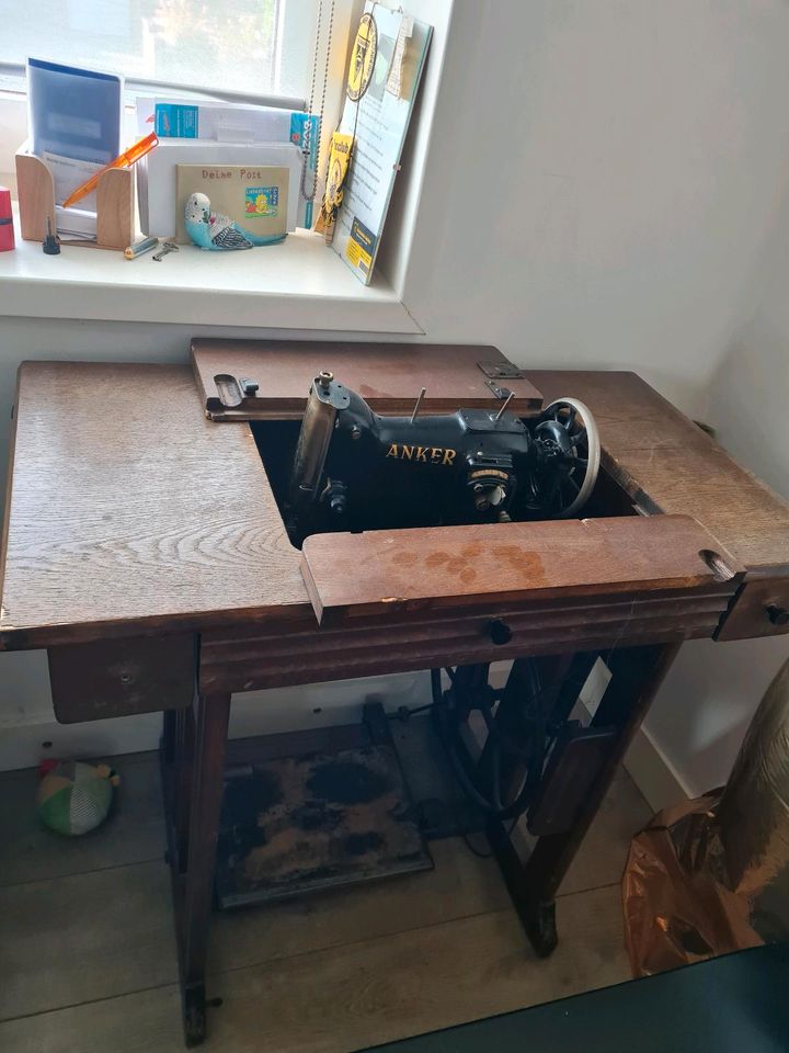 Antik Nähmaschine oder als Beistelltisch geeignet in Aachen