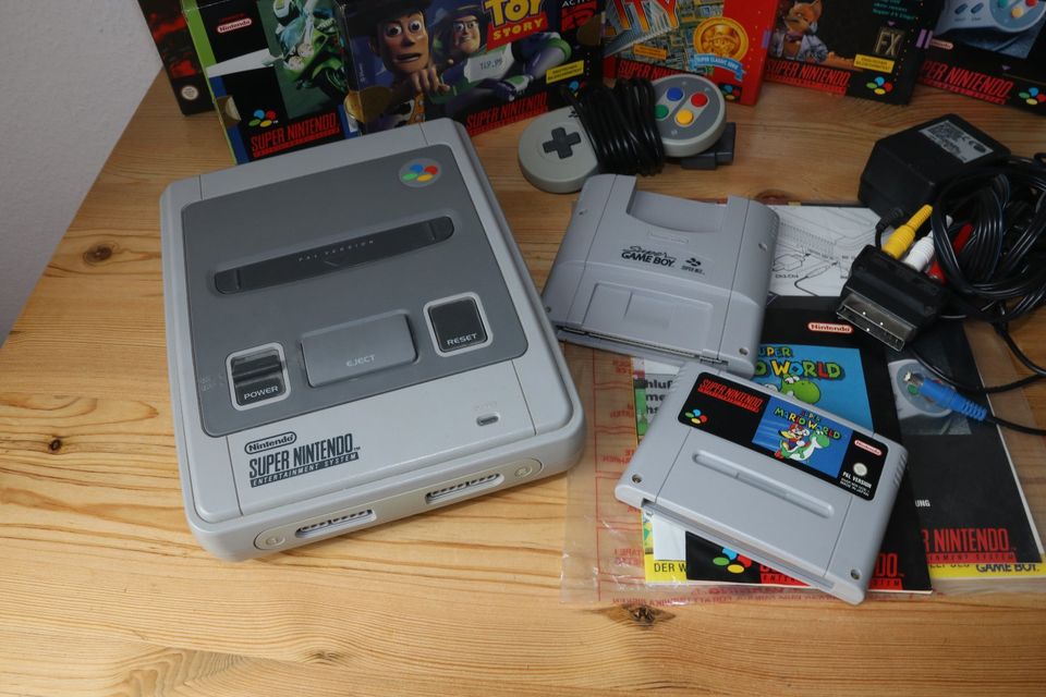 Super Nintendo + Spiele + Controller + Game Boy Adapter in Fürth