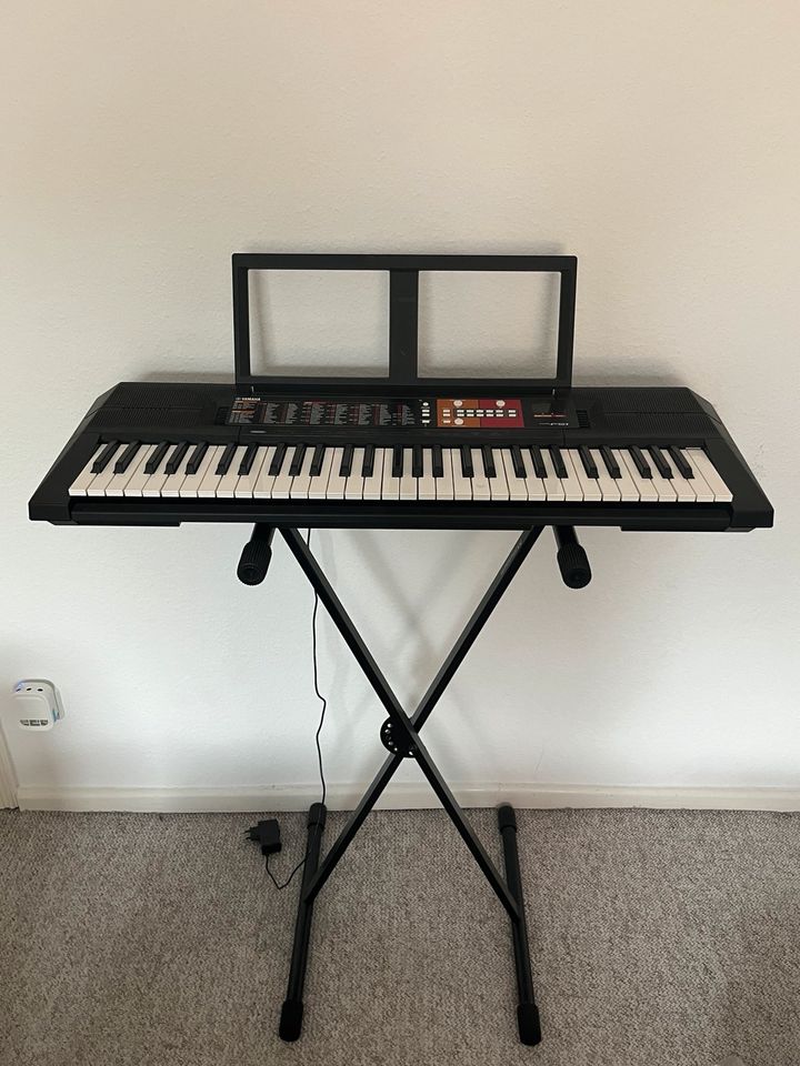 Keyboard (Yamaha PSR-F51) in Berlin